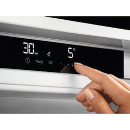 Lorsque vous conservez des vins raffinés, des produits délicats ou d'autres aliments de valeur, un contrôle précis de la température est primordial. L'affichage LCD et les touches tactiles de ce centre de stockage Food & Wine vous permettent de réguler précisément la température et de régler les fonctions du bout du doigt.